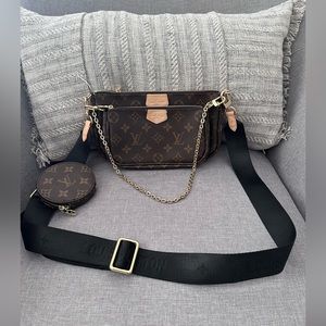 Crossbody bag very trendy. Brand new. Price reflects